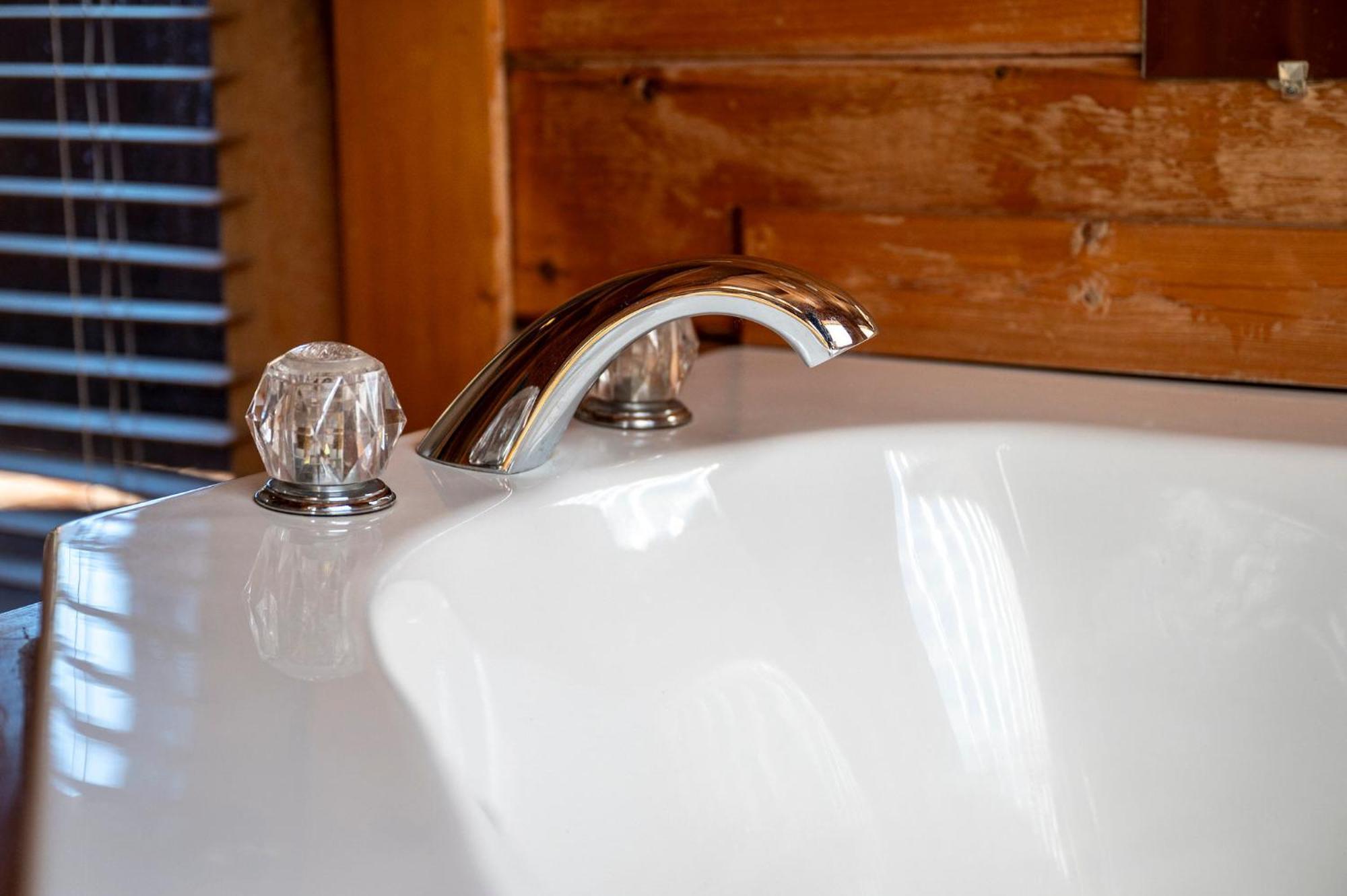 Bearfoot Pines - True Log Cabin - Wi-Fi, Hot Tub, Fishing, Deck With Views! - Mins To Pf Sevierville Esterno foto