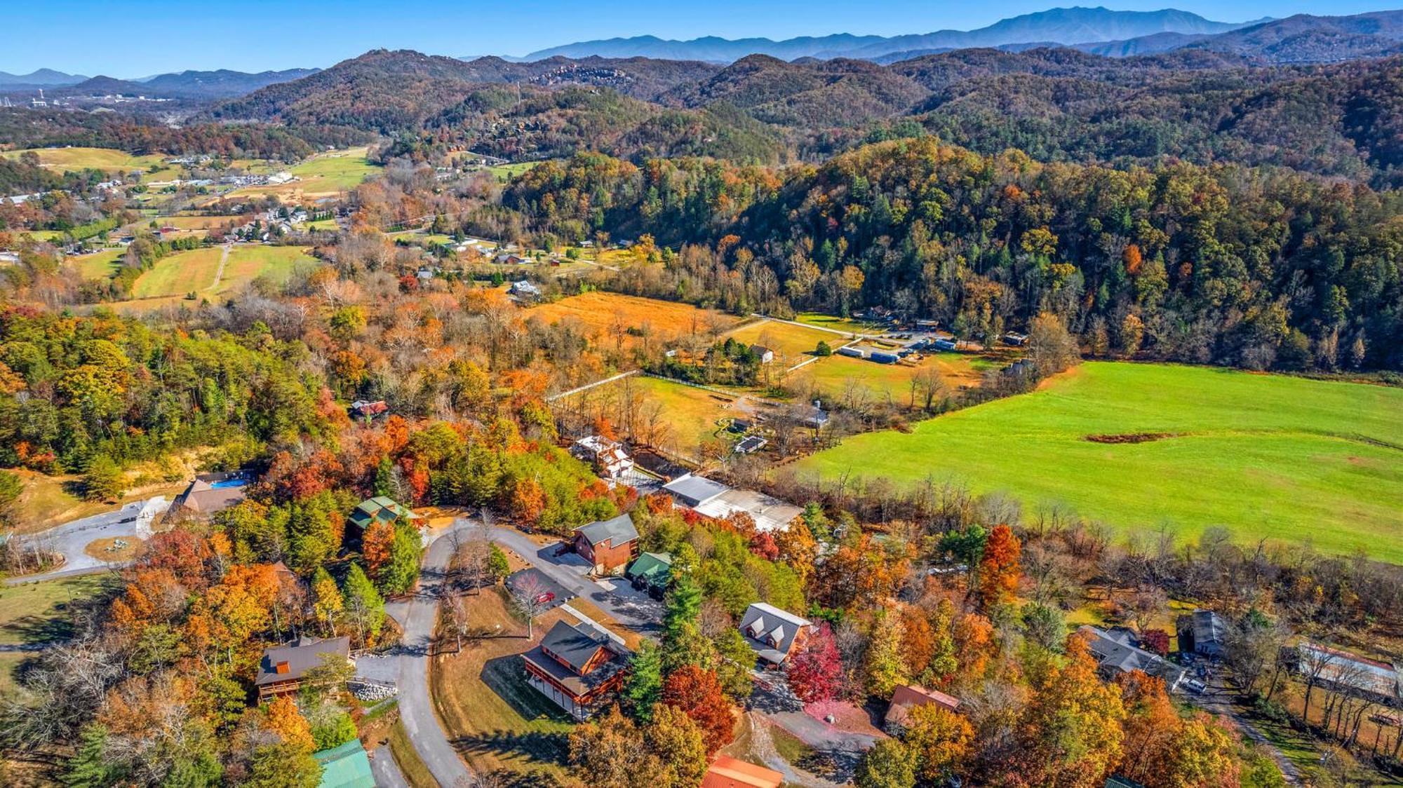 Bearfoot Pines - True Log Cabin - Wi-Fi, Hot Tub, Fishing, Deck With Views! - Mins To Pf Sevierville Esterno foto