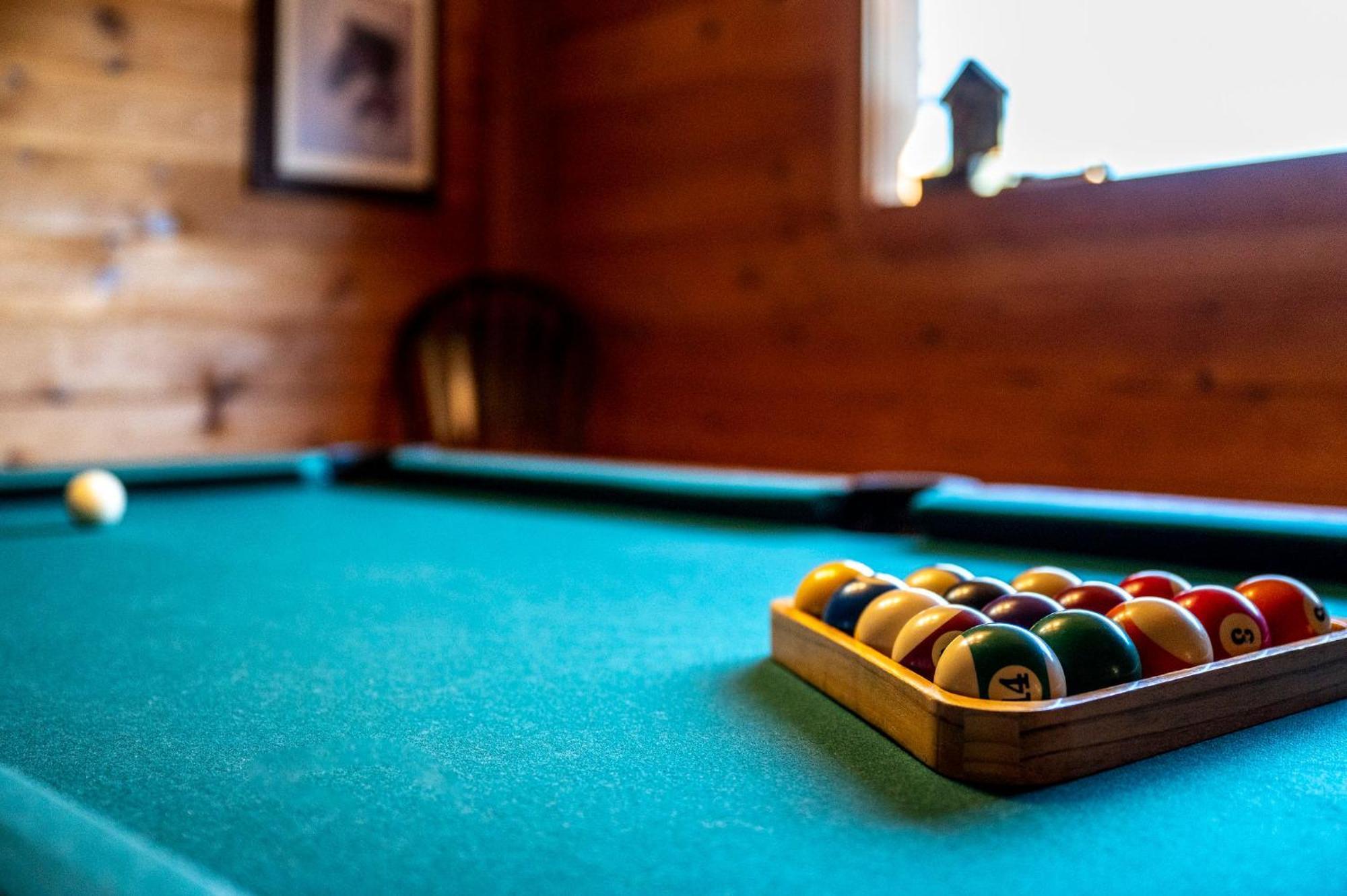 Bearfoot Pines - True Log Cabin - Wi-Fi, Hot Tub, Fishing, Deck With Views! - Mins To Pf Sevierville Esterno foto