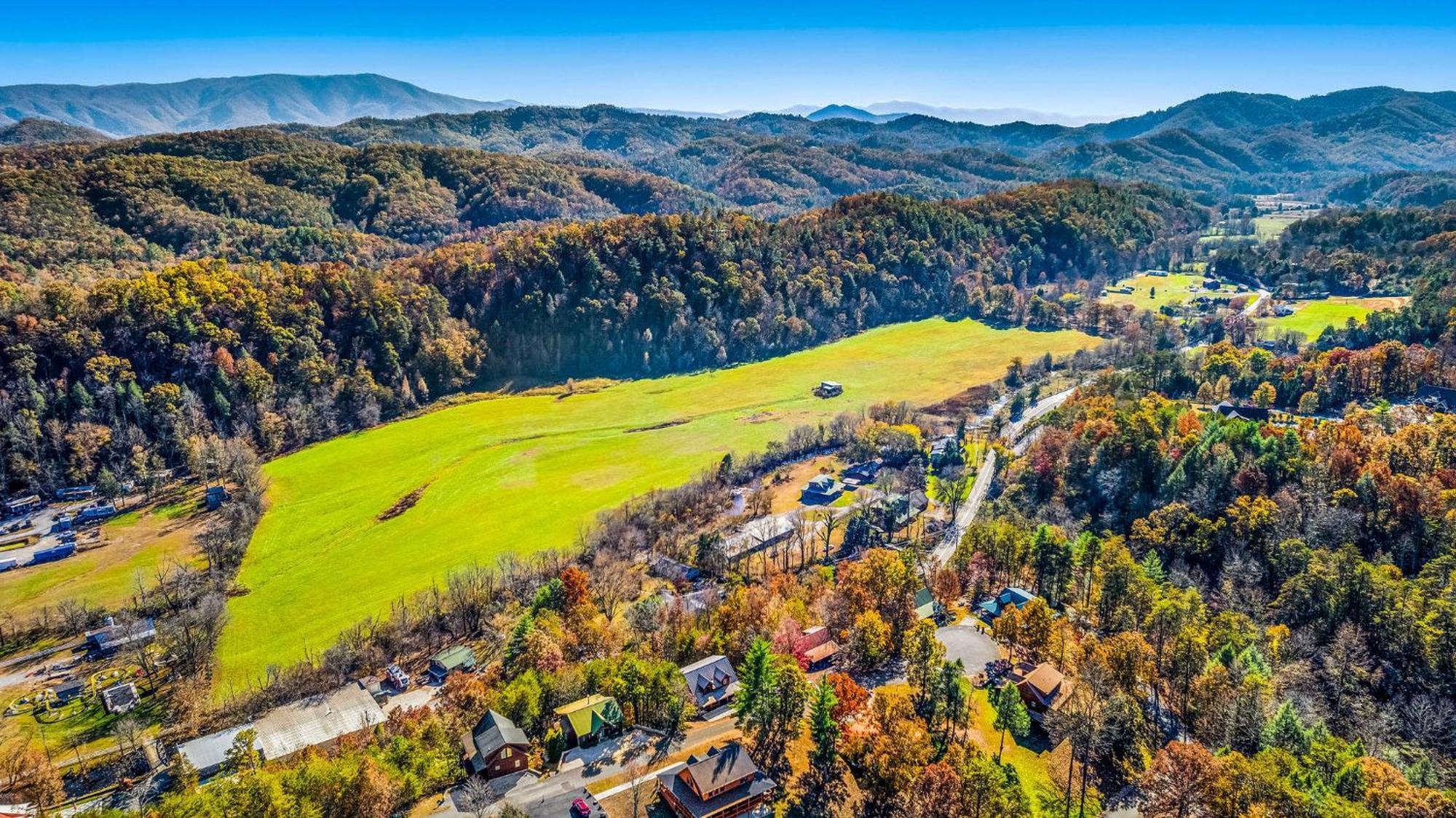 Bearfoot Pines - True Log Cabin - Wi-Fi, Hot Tub, Fishing, Deck With Views! - Mins To Pf Sevierville Esterno foto