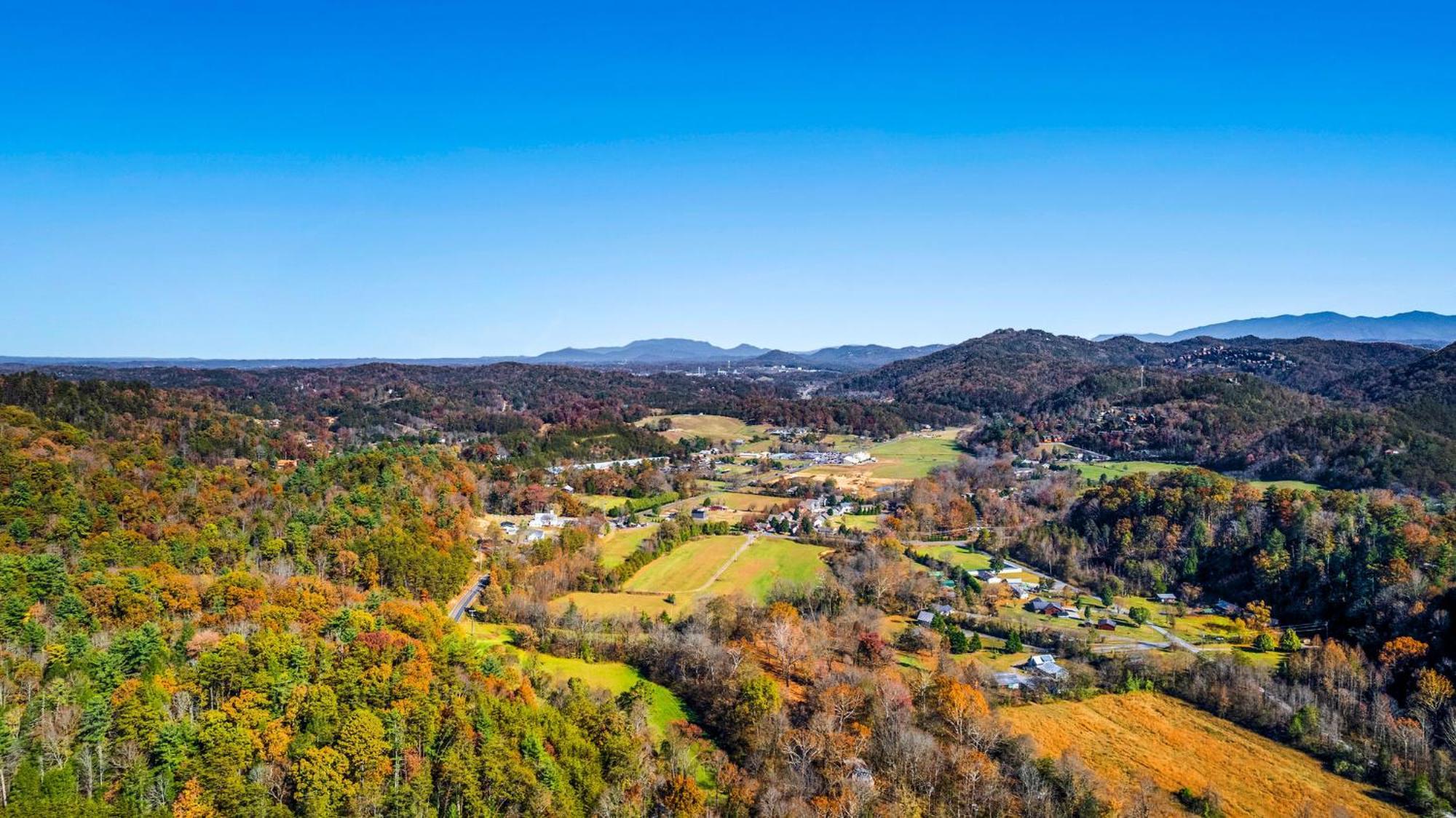 Bearfoot Pines - True Log Cabin - Wi-Fi, Hot Tub, Fishing, Deck With Views! - Mins To Pf Sevierville Esterno foto